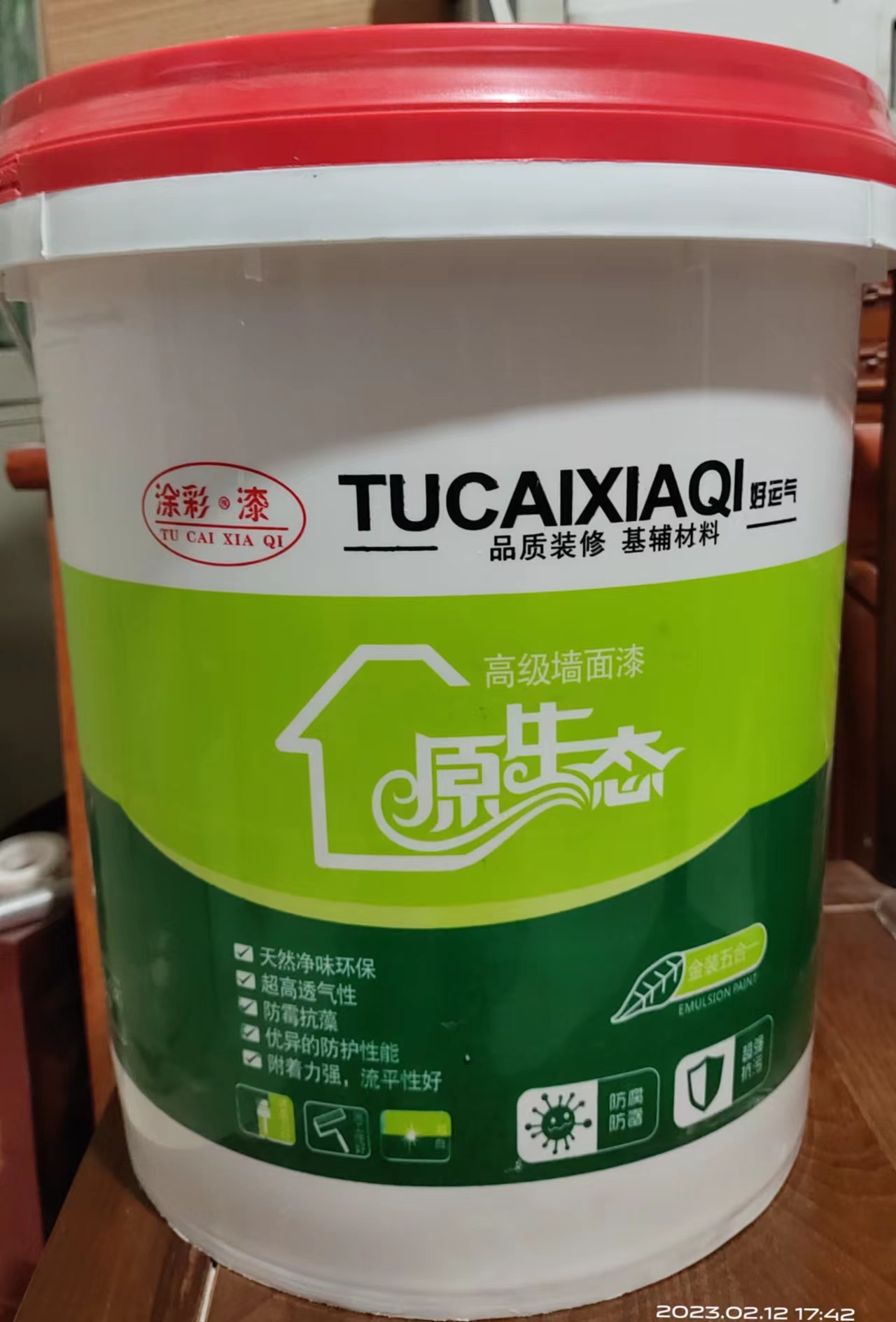 與砌筑砂漿相比，抹面砂漿具有的特點